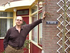 Hier staat Jos Olgers voor zijn praktijkruimte aan het 'Jos Olgersplein' Vanuit mijn achtergrond.
Vanuit mijn bescheiden achtergrond zou ik nooit een dergelijk bord hebben durven ophangen.